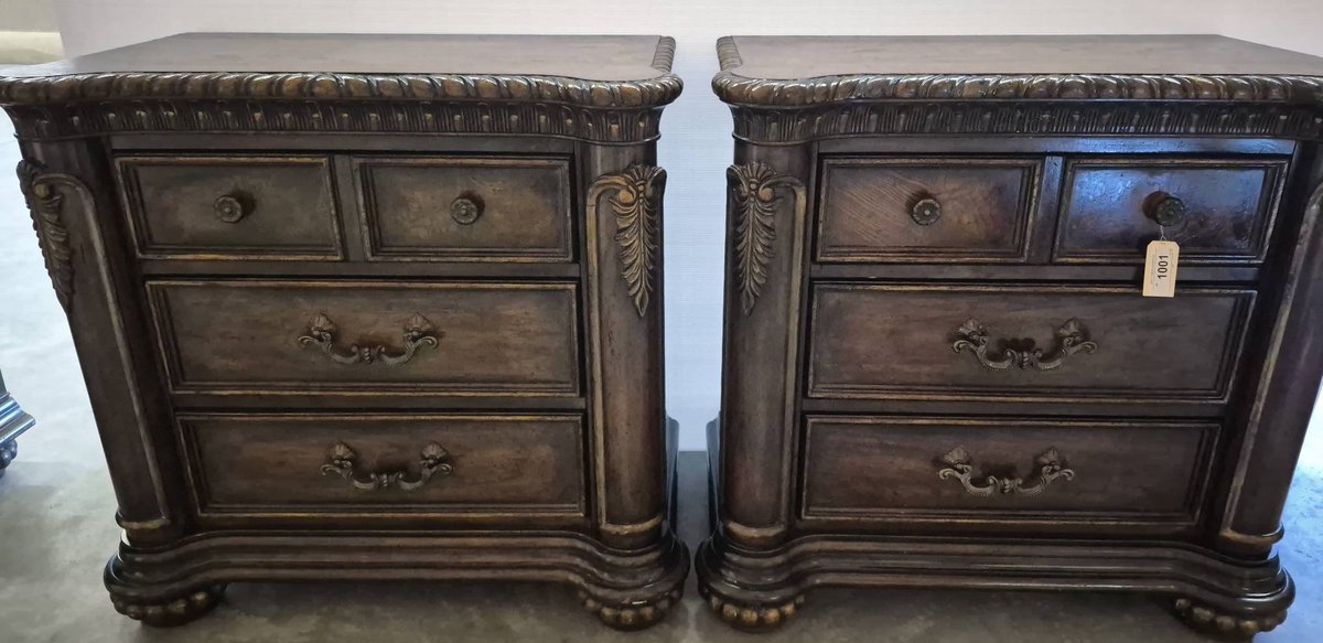 Pair Ornate Wooden Nightstands 33x19x32