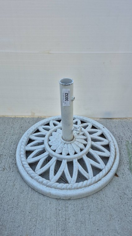 White Metal Outdoor Umbrella Stand Base