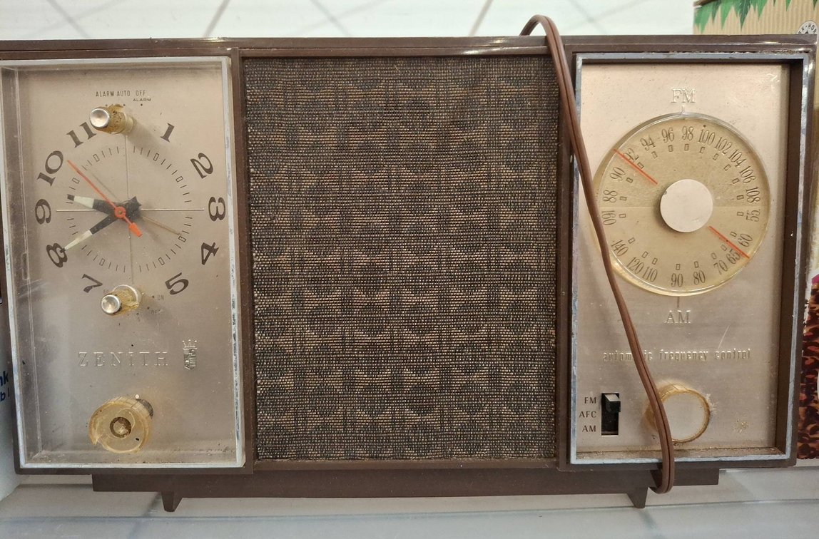 Zenith Model M729 AM/FM Clock Radio