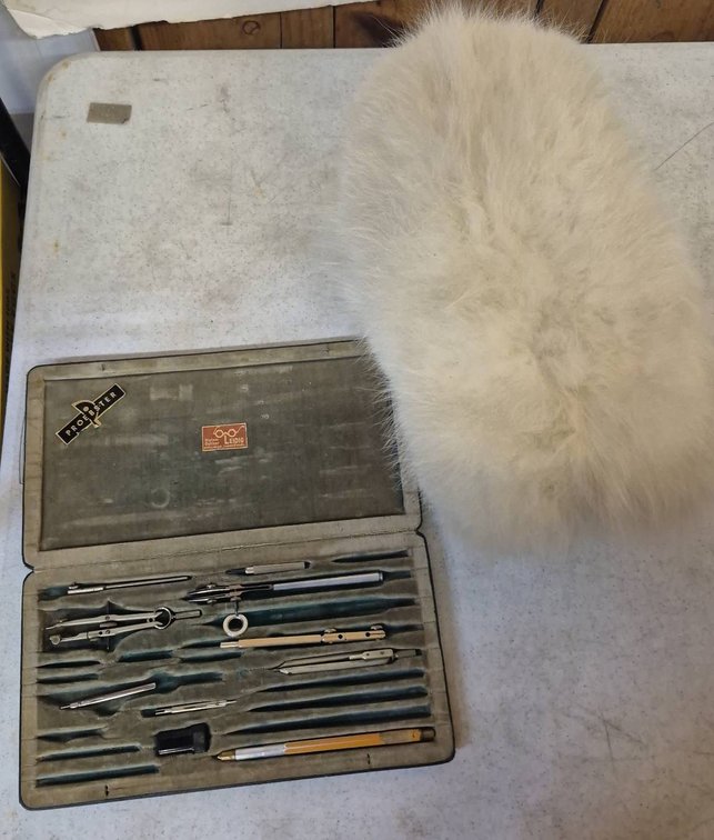 Eldi Professional Drawing Set & White Fur Handwarmer