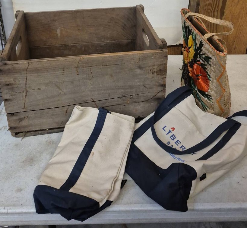 Barnes Orchards Wooden Crate & Assorted Bags