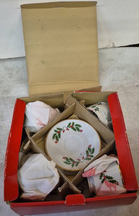 Aristocrat Japan Holly China Cups & Saucers Set