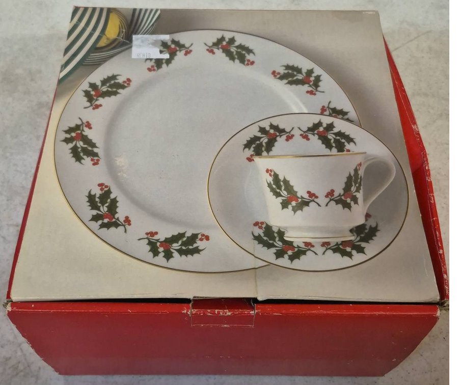 Holly 12pc Porcelain Dinnerware Set