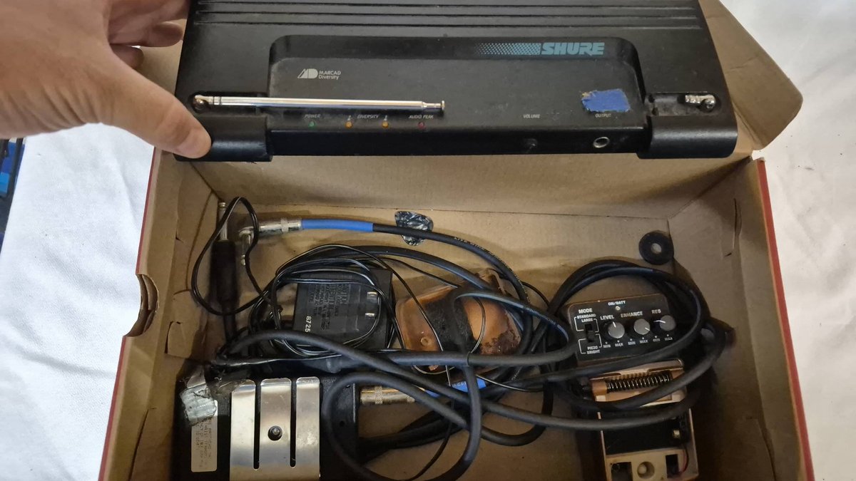 Shure Wireless Receiver with Components