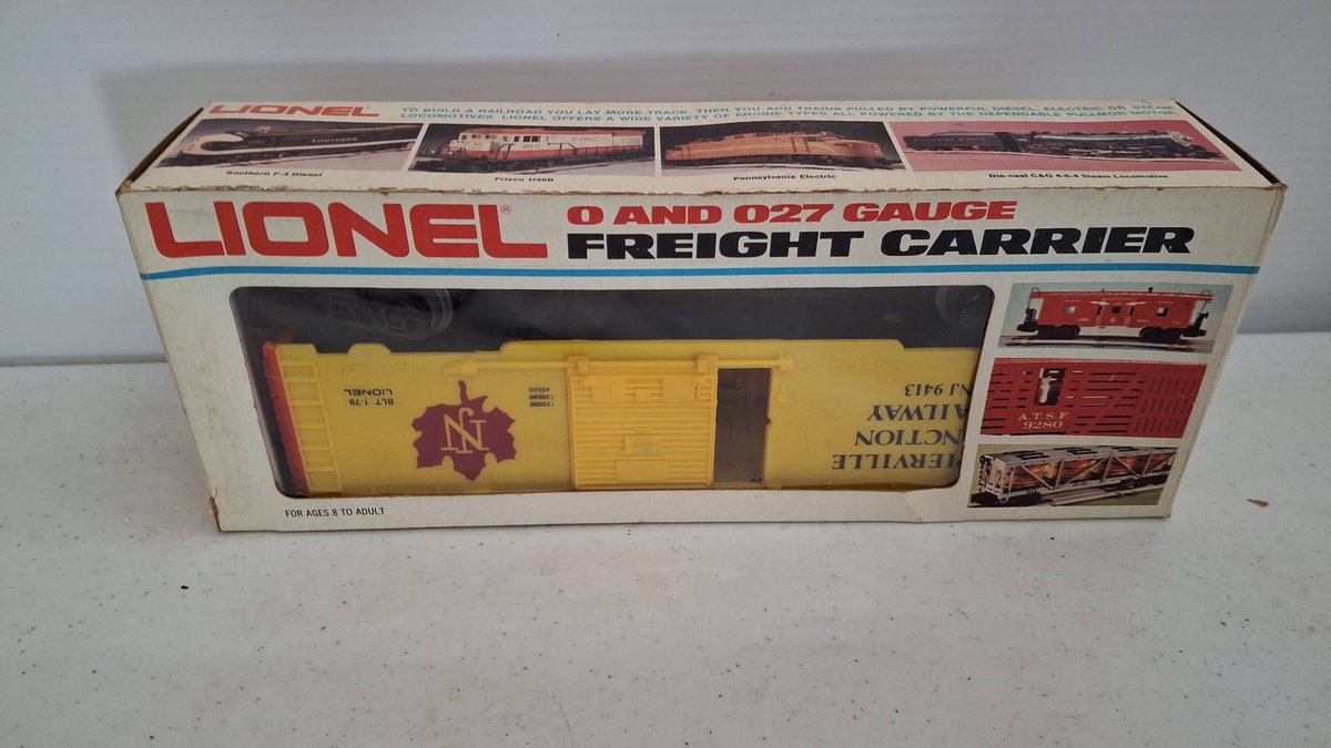 Lionel O and 027 Gauge Freight Carrier Boxcar