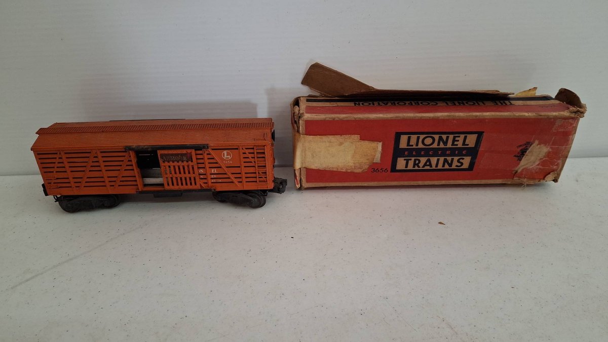 Lionel 3656 Operating Cattle Car with Box