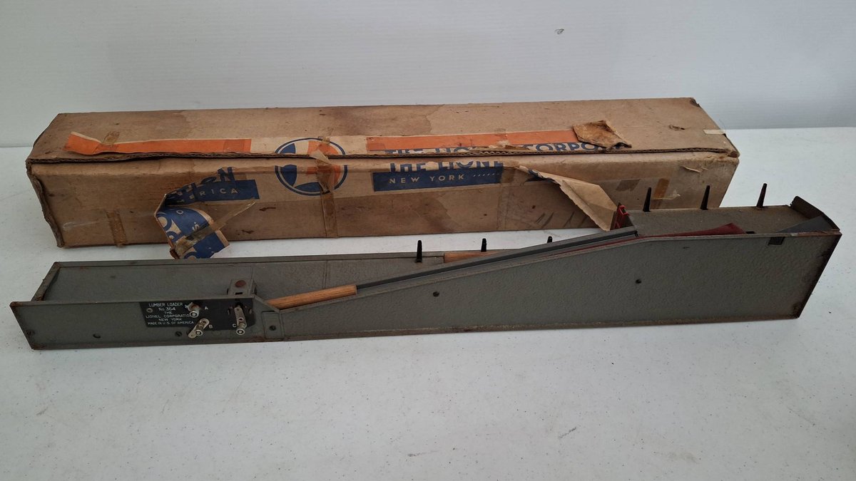 Lionel No. 364 Lumber Loader with Box