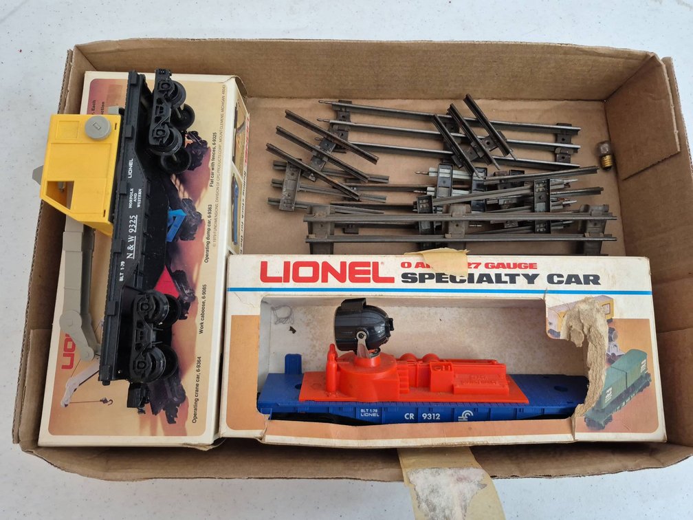 Lionel O/027 Gauge Train Cars & Track Lot