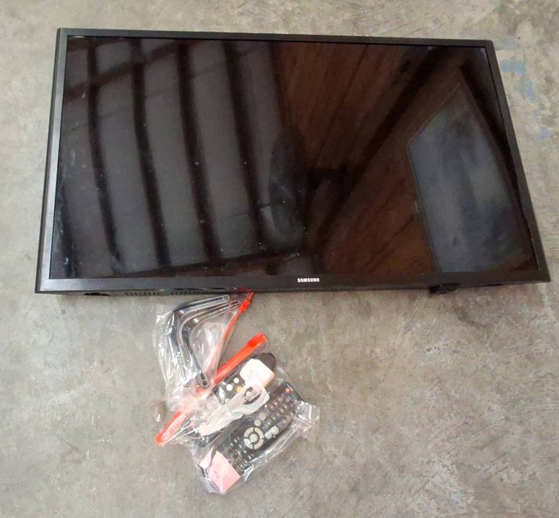 Samsung 32" TV With Remotes and Stands, No Power Cord
