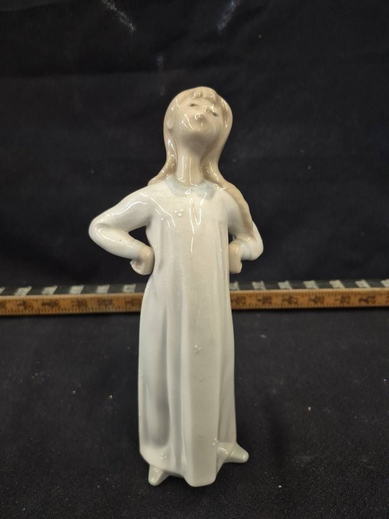 Lladro Porcelain Figurine Girl in Long Dress