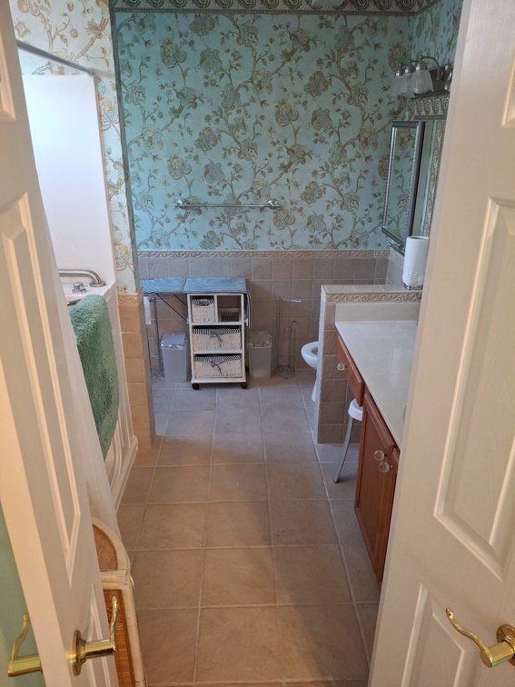 Bathroom Loose Contents and Accessories Lot