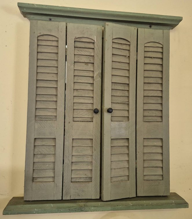 Wall Mirror with Shutters and 5x8 Patterned Rug
