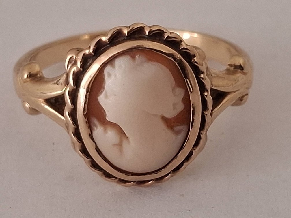 23 - 14K Gold Cameo Ring with Carved Silhouette