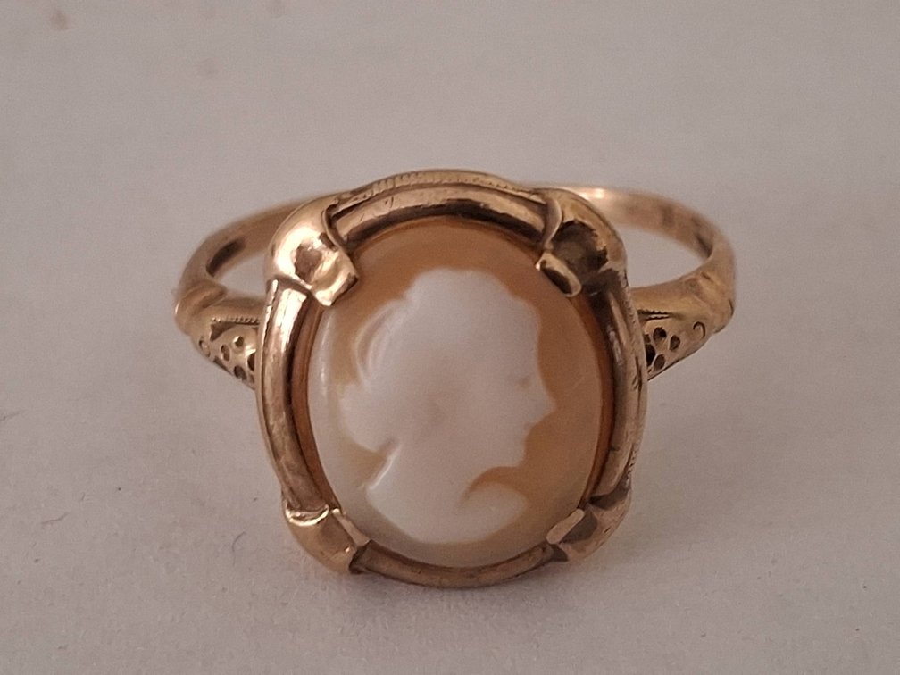 30 - 10K Gold Cameo Ring with Carved Profile