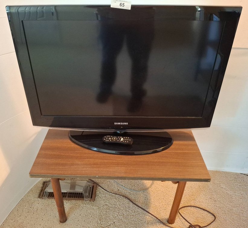 65 - Samsung LN32B360C5D 32" LCD TV With Remote
