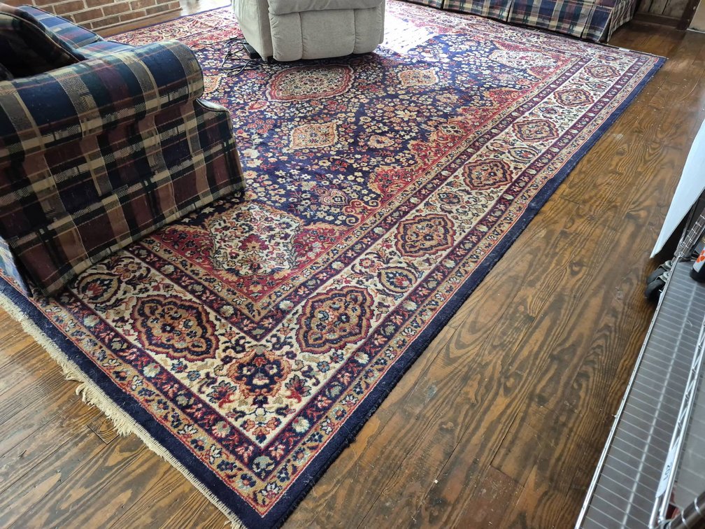 155 - Traditional Area Rug With Floral Medallion Design