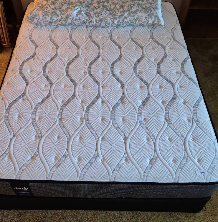 216 - Sealy Performance Posturepedic Mattress Set