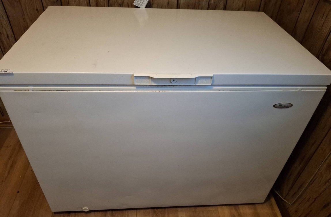 294 - Whirlpool Chest Freezer Model EH150FXRQ00 46"×27"×35"
