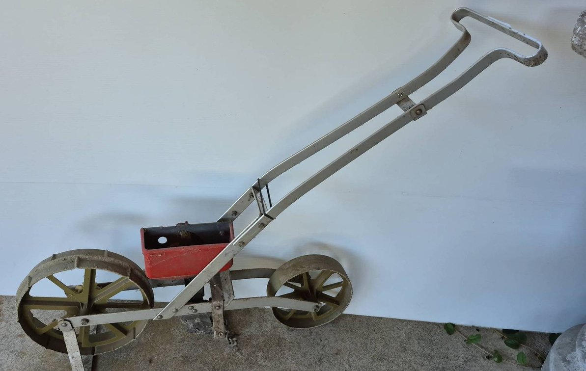 339 - Manual Garden Seed Planter with Belt Drive