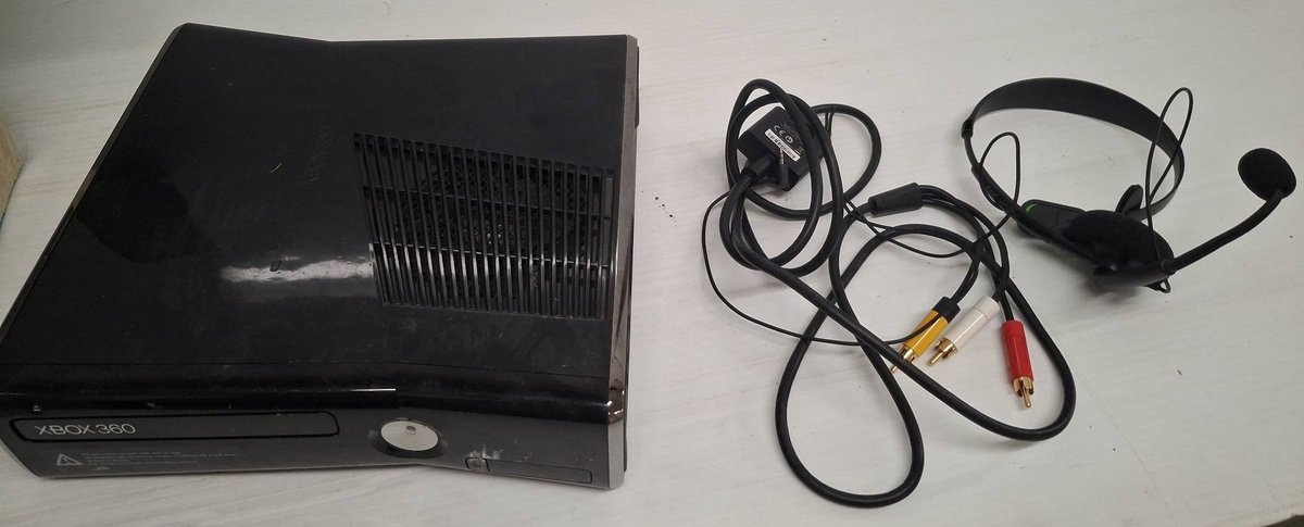 Xbox 360 S Console 250GB Model 1439 Bundle