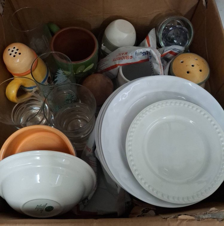Kitchenware Lot With Dinner Plates