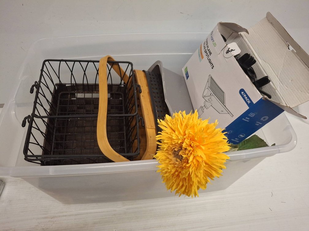 Lot: JACKYLED Solar Lights, Keds Shoes, Baskets