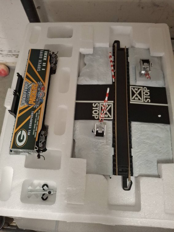 Bachmann Green Bay Packers Train Car & Crossing