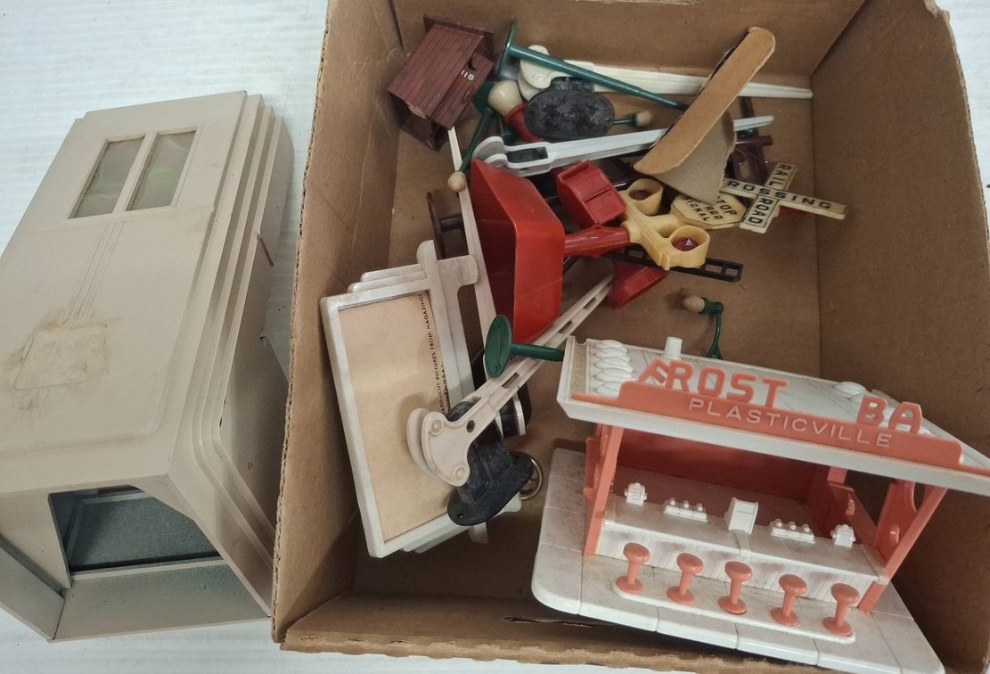 Plasticville Frosty Bar & Accessories Lot