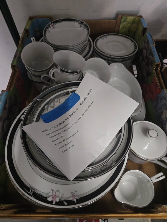 Nitto China Kabuki Pattern Dinnerware Set