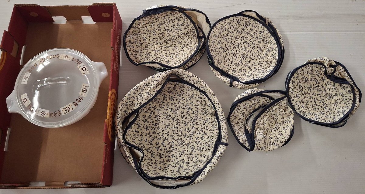 Pyrex Cinderella Bowl & 5 Fabric Bowl Cozies
