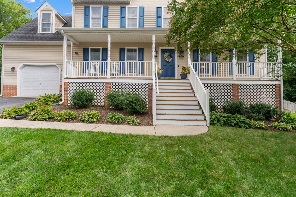 Image for For Sale | 5 BR/3.5 BA Traditional 2,286 SF Home | 6013 Summerhouse Ct | 23112