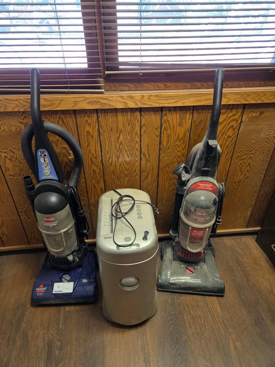 GROUP OF VACUUM CLEANERS & PAPER SHREDDER