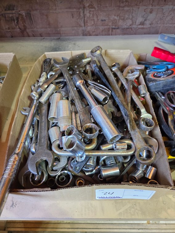 FLAT OF VARIOUS TOOLS