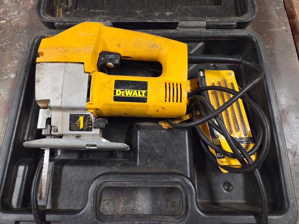 JIG SAW, DEWALT, W/ CASE