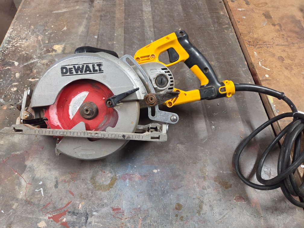 HEAVY DUTY METAL CUTTING SAW, DEWALT