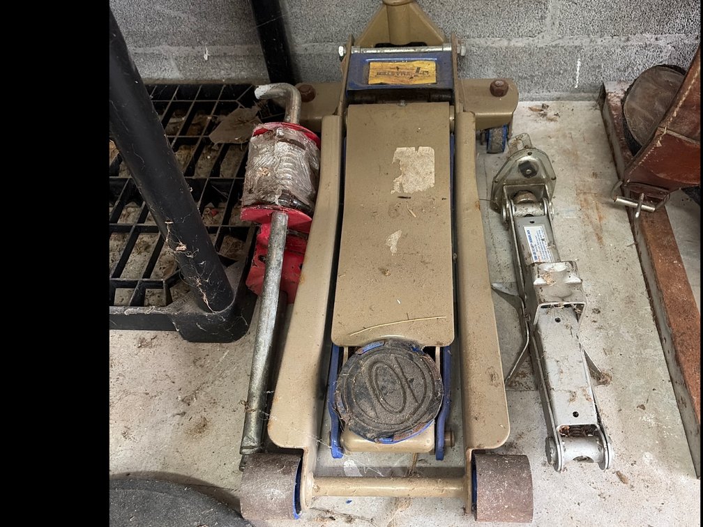 Floor Jack/ Oscillating Fan