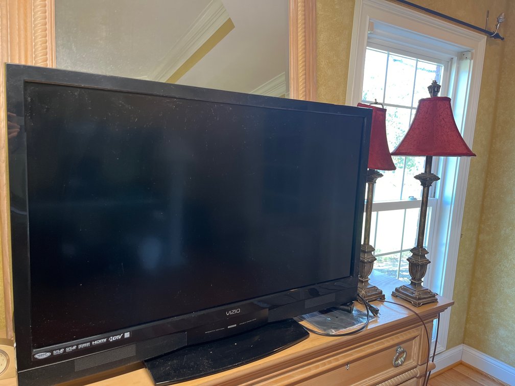 Vizio TV and 2 Lamps