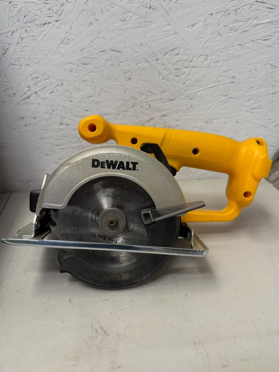 DeWalt DW930 Cordless Trim Saw Kit with Metal Case