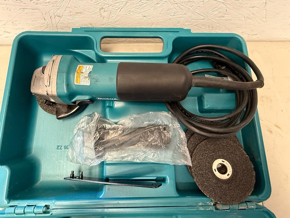 Makita 9553NB 4-Inch Corded Angle Grinder with Case