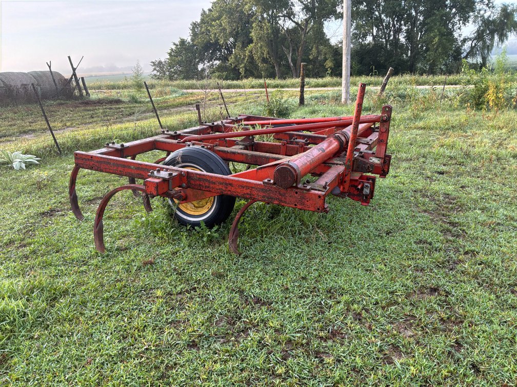 Massey Ferguson MF 129 Chisel Plow