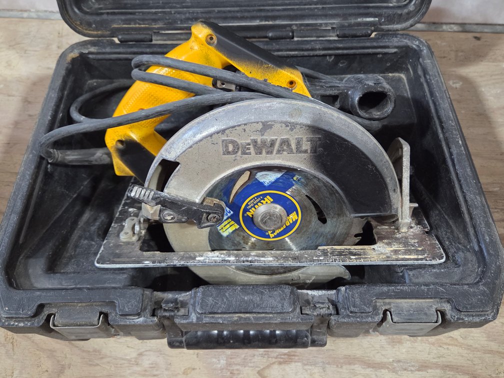 DeWalt 7 1/2" Circular Saw