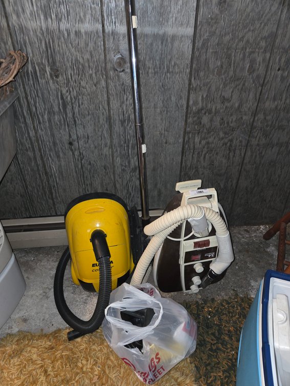 2 Vacuum Cleaners