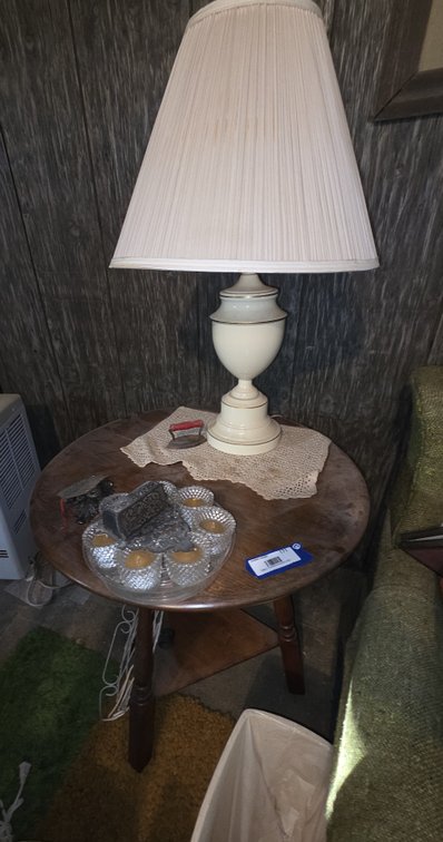 Round Side Table with Lamp
