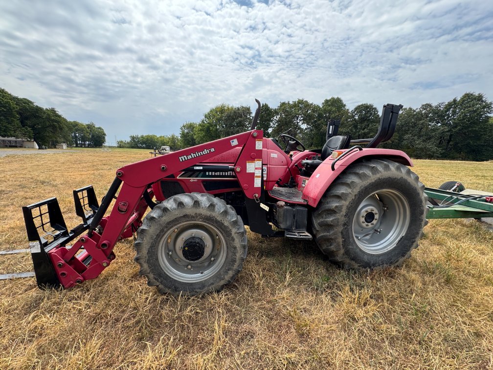 Mahindra 8560 Turbo Tractor w/Mahindra Loader & Bucket - Forks Not Incl - 4WD - Dual Hyd - Md Gear Does Not Work - 924 hrs