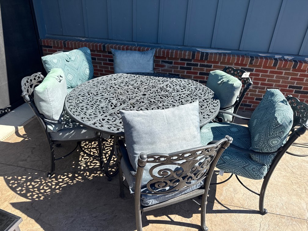 Patio Table w/6 Chairs & Cushions