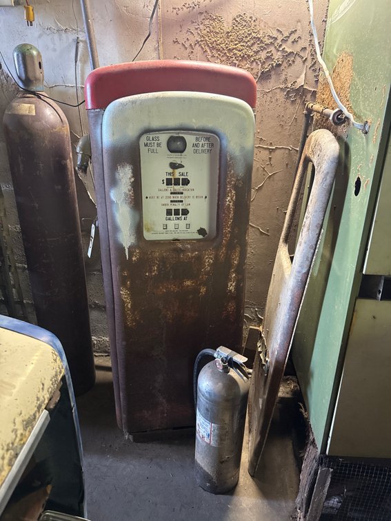 Schwartz & Martin Gas Pump - Missing Glass - Needs Restored