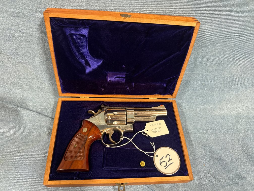 Smith & Wesson model 29-2 .44 Mag 4" in Presentation Box