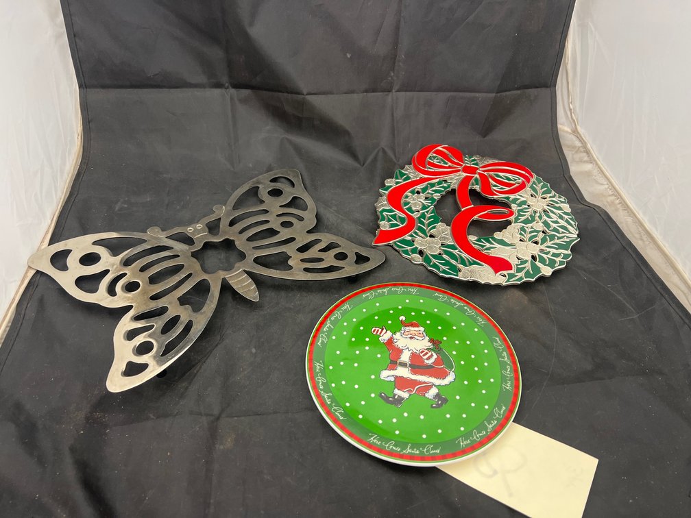Metal Trivet - Holiday Wreath Trivet - Decorative Holiday Plate