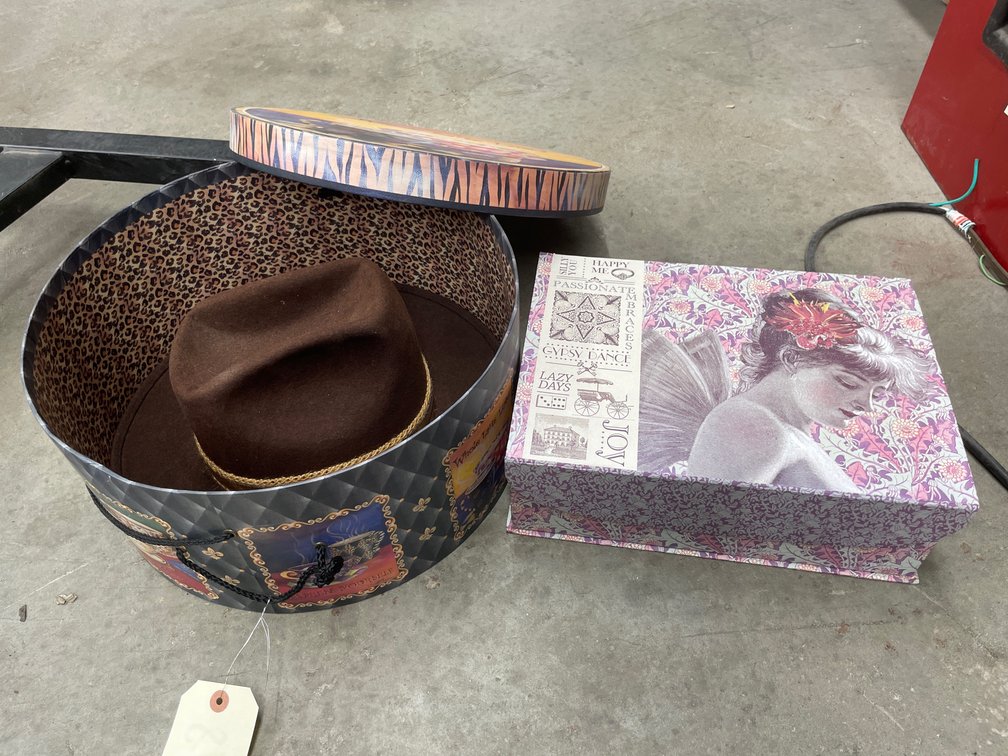 Hatbox w/Hat & Keepsake Box