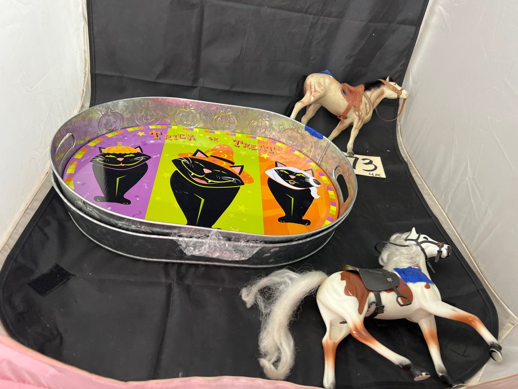 4 Pcs - Metal Serving Trays & 2 Horse Toys
